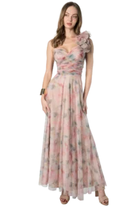 Vestido largo nude en tul estampado con flores acuarela pastel, cuerpo drapeado asimétrico un hombro con flor 3D voluminosa y falda circular fluida, colección Massima otoño-invierno, vista frontal