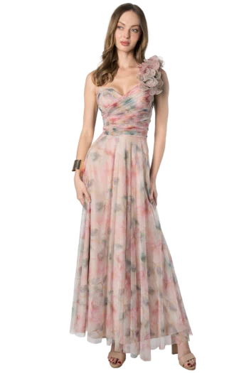 Vestido largo nude en tul estampado con flores acuarela pastel, cuerpo drapeado asimétrico un hombro con flor 3D voluminosa y falda circular fluida, colección Massima otoño-invierno, vista frontal