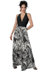 Vestido maxi halter en negro con cuerpo drapeado y falda semicircular en estampado tropical blanco y negro