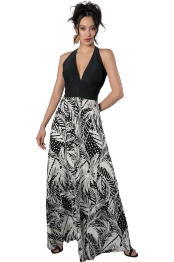 Vestido maxi halter en negro con cuerpo drapeado y falda semicircular en estampado tropical blanco y negro