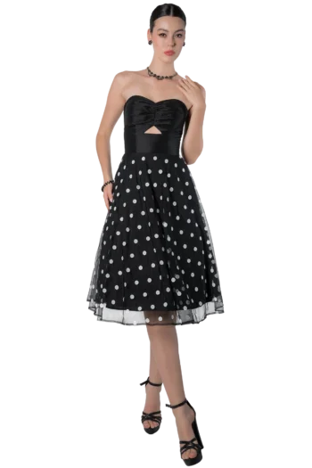 Mini vestido de coctel strapless negro con cuerpo corsé y cutout al frente, falda circular en tul negro con lunares blancos bordados, colección Massima otoño-invierno, vista frontal