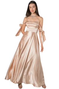 Vestido largo beige satinado con escote strapless, talle drapeado, falda envolvente y mangas caída con cintas decorativas, colección Massima otoño-invierno, vista frontal