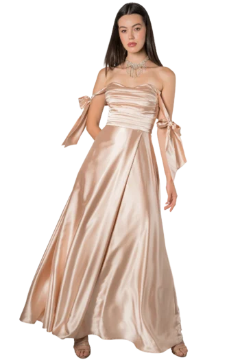 Vestido largo beige satinado con escote strapless, talle drapeado, falda envolvente y mangas caída con cintas decorativas, colección Massima otoño-invierno, vista frontal