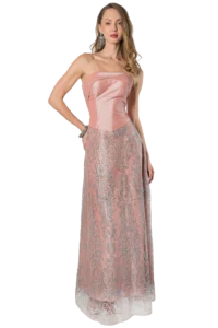 Vestido strapless en palo de rosa con cuerpo en tafetán stretch y falda semicircular en glitter con brillitos sutiles