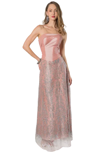 Vestido strapless en palo de rosa con cuerpo en tafetán stretch y falda semicircular en glitter con brillitos sutiles