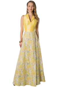 Vestido largo amarillo con estampado floral en jacquard, escote halter con solapa tipo chal, fajilla drapeada y falda semicircular con bolsas, colección Massima otoño-invierno, vista frontal