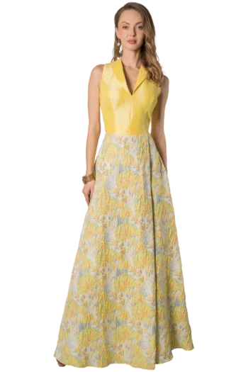 Vestido largo amarillo con estampado floral en jacquard, escote halter con solapa tipo chal, fajilla drapeada y falda semicircular con bolsas, colección Massima otoño-invierno, vista frontal