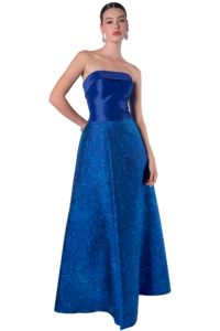 Vestido largo strapless azul rey con solapa estructurada en el escote y falda jacquard con textura de remolinos y bolsas laterales, colección Massima otoño-invierno, vista frontal