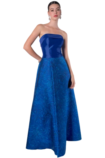 Vestido largo strapless azul rey con solapa estructurada en el escote y falda jacquard con textura de remolinos y bolsas laterales, colección Massima otoño-invierno, vista frontal