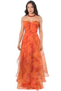 Vestido largo strapless naranja con escote corazón drapeado y falda circular en capas de organza estampada en tonos naranja y rojo, colección Massima otoño-invierno, vista frontal