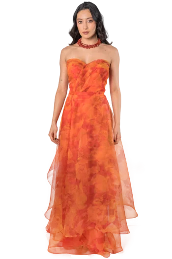 Vestido largo strapless naranja con escote corazón drapeado y falda circular en capas de organza estampada en tonos naranja y rojo, colección Massima otoño-invierno, vista frontal