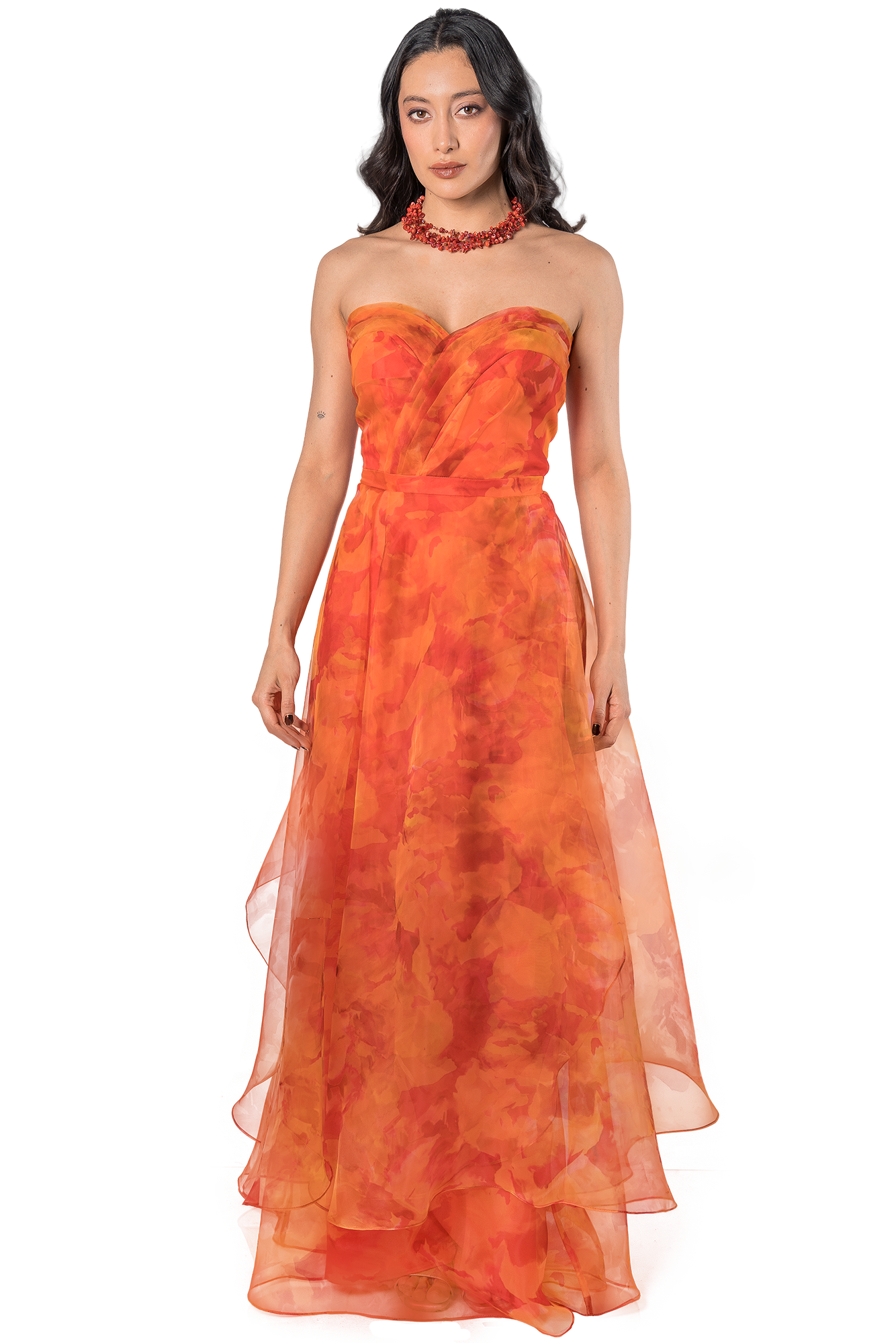 Vestido largo strapless naranja con escote corazón drapeado y falda circular en capas de organza estampada en tonos naranja y rojo, colección Massima otoño-invierno, vista frontal