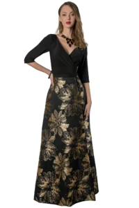 Vestido largo de gala con cuerpo cruzado en negro liso y manga 3/4, combinado con falda línea A en jacquard negro con flores doradas en relieve