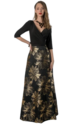 Vestido largo de gala con cuerpo cruzado en negro liso y manga 3/4, combinado con falda línea A en jacquard negro con flores doradas en relieve