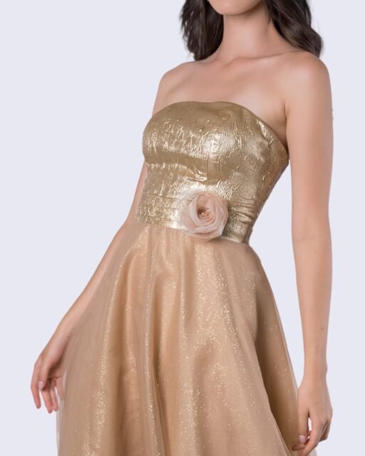 Si buscas un vestido que estilice tu figura y capture la luz de manera espectacular, la clave está en el diseño del torso. 

Consigue este look y explora la colección completa de #vestidosdefiesta y #gala en massima.com.mx. Hacemos envíos seguros a todo México. 📦✨

📌 Guarda esta idea para tu próximo evento especial y etiqueta a tu amiga que ama los detalles dorados. 👇