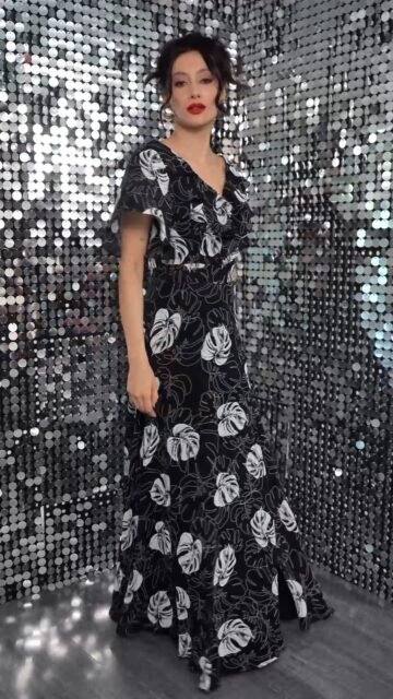 Hay vestidos que no necesitan exagerar para destacar. ✨

El estampado tropical, la caída ligera del chiffon y una espalda descubierta crean el equilibrio perfecto entre frescura y sofisticación. Ideal para acompañarte en jardines, brunches y celebraciones al aire libre.

Descubre tu próximo look en #MASSIMA.

#ModaFemenina #VestidoEstampado #FashionReels