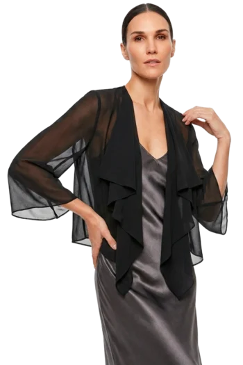 Capa corta de chiffon negro con escote V drapeado, manga campana fluida y vuelo en capas, complemento para vestido de fiesta o gala, colección Massima otoño-invierno, vista perfil