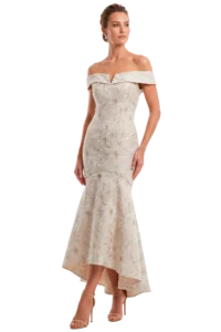 Vestido de novia civil hueso champagne con escote off shoulder y solapa plegada, silueta sirena en jacquard bordado floral y godetes en ruedo, colección Massima otoño-invierno, vista frontal
