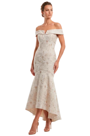 Vestido de novia civil hueso champagne con escote off shoulder y solapa plegada, silueta sirena en jacquard bordado floral y godetes en ruedo, colección Massima otoño-invierno, vista frontal