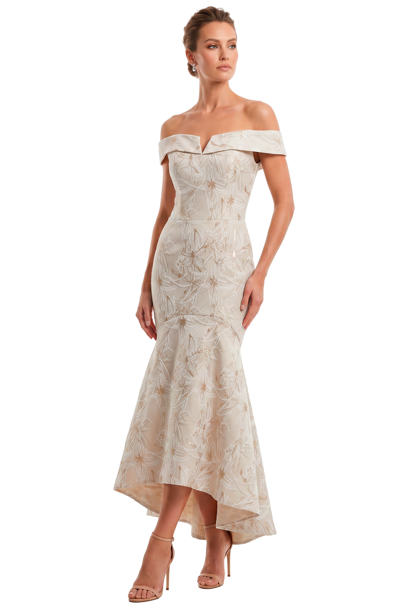 Vestido de novia civil hueso champagne con escote off shoulder y solapa plegada, silueta sirena en jacquard bordado floral y godetes en ruedo, colección Massima otoño-invierno, vista frontal