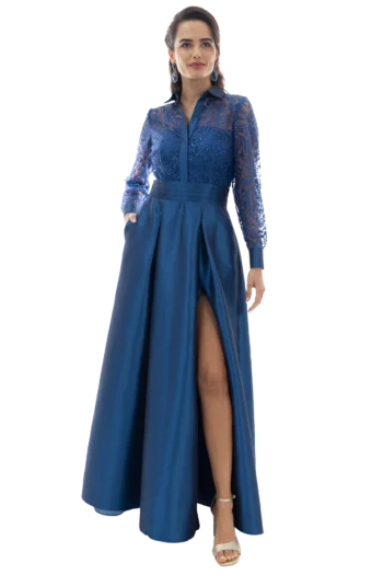 Vestido largo azul petróleo para mamá del novio con cuerpo en tul bordado, cuello tipo camisero, manga larga, fajilla con flor 3D y falda línea A con tablones y abertura, colección Massima otoño-invierno, vista frontal