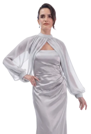 Capa gris de chiffon con cuello mao cruzado y mangas globo, ideal para complementar un vestido de gala - Massima