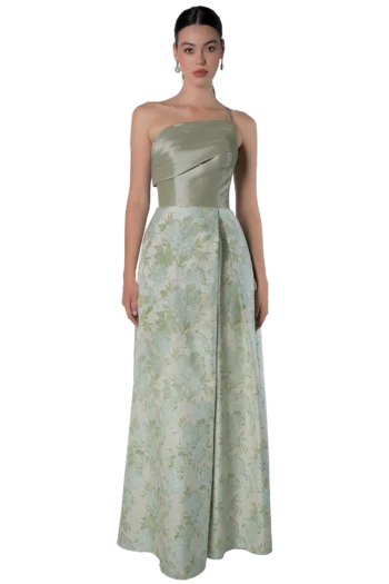 Vestido largo drapeado en tafetán stretch verde claro con jackard floral, tirante asimétrico y fajilla con tablitas que marca la cintura