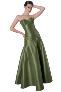 Vestido largo strapless en tafetán stretch verde olivo, con escote corazón y silueta trompeta que abraza la figura hasta ensancharse en la falda