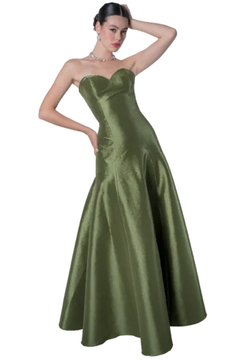 Vestido largo strapless en tafetán stretch verde olivo, con escote corazón y silueta trompeta que abraza la figura hasta ensancharse en la falda