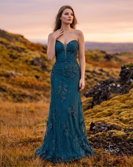 𝗨𝗻𝗮 𝗼𝗯𝗿𝗮 𝗱𝗲 𝗮𝗿𝘁𝗲 𝗵𝗲𝗰𝗵𝗮 𝘀𝗶𝗹𝘂𝗲𝘁𝗮. 👑

Si buscas robar todas las miradas en tu próximo evento, este vestido de la #NuevaColección lo tiene todo. Su refinado diseño en 𝗰𝗼𝗹𝗼𝗿 𝗽𝗲𝘁𝗿𝗼́𝗹𝗲𝗼 destaca por su 𝗲𝘀𝗰𝗼𝘁𝗲 𝘀𝘁𝗿𝗮𝗽𝗹𝗲𝘀𝘀 y una 𝗰𝗮𝛊́𝗱𝗮 𝗳𝗹𝘂𝗶𝗱𝗮 𝗰𝗼𝗻 𝘁𝗲𝘅𝘁𝘂𝗿𝗮 botánica en relieve que añade profundidad y distinción.

Gracias a una confección magistral que se ciñe al cuerpo y se ajusta a la perfección en la espalda, el talle esculpe la figura con comodidad y firmeza. La calidad en cada bordado sobre su fondo resplandeciente convierte a esta pieza en una joya única para graduaciones y celebraciones de gran etiqueta.

Desliza para apreciar su sofisticada 𝗲𝘀𝗽𝗮𝗹𝗱𝗮 𝗱𝗲𝘀𝗰𝘂𝗯𝗶𝗲𝗿𝘁𝗮 y la riqueza de sus detalles.

👉 𝗔𝗱𝗾𝘂𝗶𝗲́𝗿𝗲𝗹𝗼 𝗵𝗼𝘆 𝗺𝗶𝘀𝗺𝗼 𝗲𝗻 𝗻𝘂𝗲𝘀𝘁𝗿𝗮 𝘁𝗶𝗲𝗻𝗱𝗮 𝗲𝗻 𝗹𝛊́𝗻𝗲𝗮 𝗼 𝗽𝗿𝘂𝗲́𝗯𝗮𝘁𝗲𝗹𝗼 𝗲𝗻 𝘁𝘂 𝘀𝘂𝗰𝘂𝗿𝘀𝗮𝗹 𝗺𝗮́𝘀 𝗰𝗲𝗿𝗰𝗮𝗻𝗮. 🛒

 #vestidosdenoche #vestidosdegala #ModaMexicana #VestidosDeFiesta #Massima