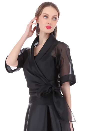 Ensamble de organza negro con solapa y cintas amarradas a la cintura vista frontal