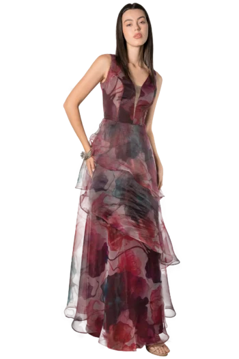 Vestido largo en organza estampada vino con escote semicisne y transparencias sutiles