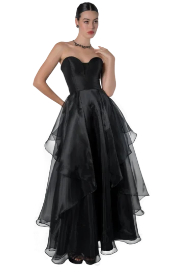 Vestido largo negro con escote profundo, fajilla drapeada y falda en capas, ideal para graduación Massima