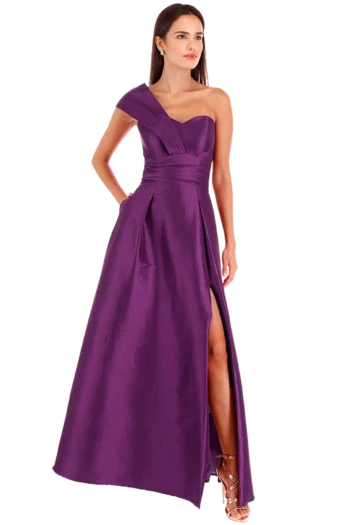 Mujer modelando un vestido largo de gala en tela de tafeta color bugambilia, destacando un escote corazón con tirante asimétrico, fajilla drapeada y falda con abertura en la pierna.