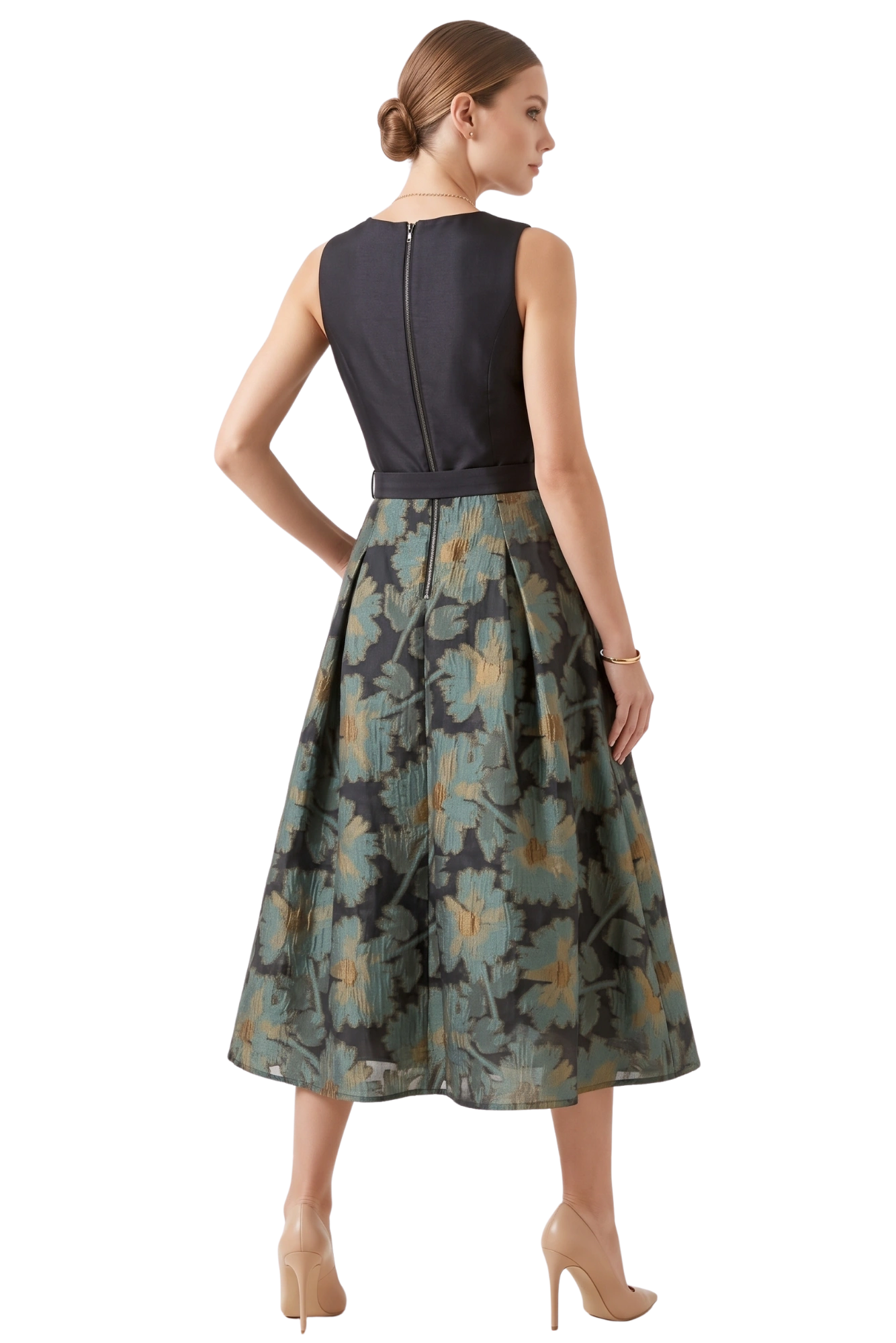 Mujer vistiendo un vestido de fiesta midi línea A con corpiño negro de escote en V, cinturón a juego y falda de jacquard estampada con tablones, vista espalda.