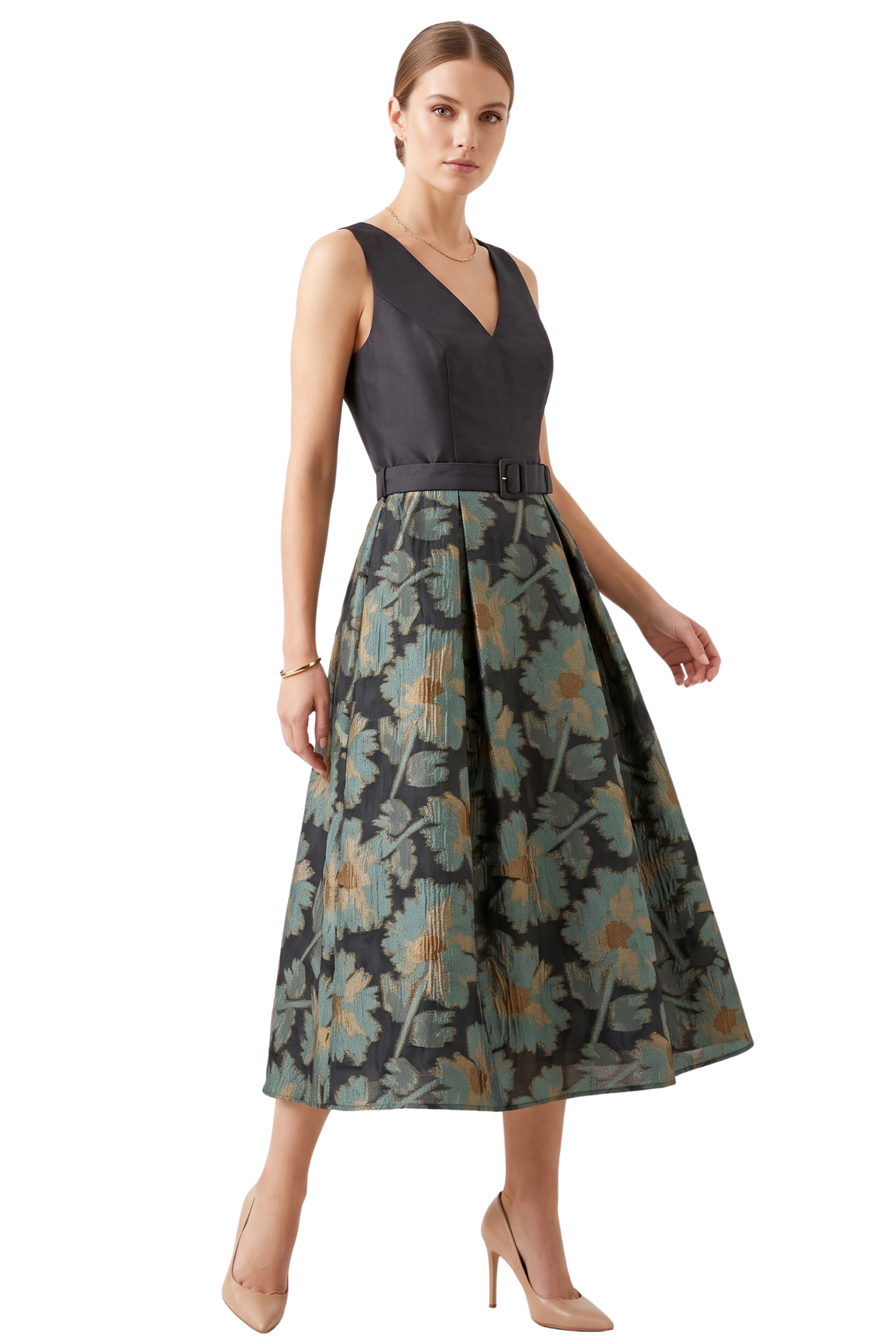 Mujer vistiendo un vestido de fiesta midi línea A con corpiño negro de escote en V, cinturón a juego y falda de jacquard estampada con tablones.