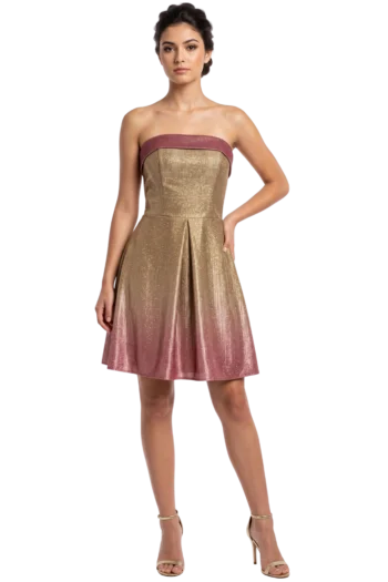 Joven vistiendo un vestido de fiesta corto strapless juvenil en tejido metalizado con efecto degradado de dorado a rosa.