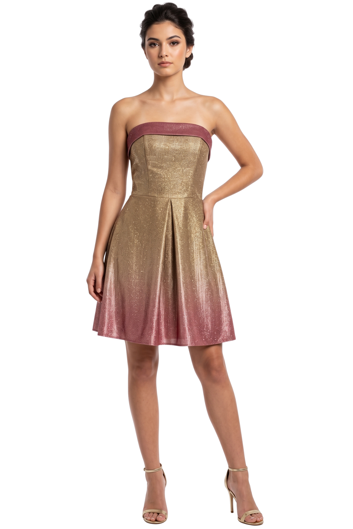 Joven vistiendo un vestido de fiesta corto strapless juvenil en tejido metalizado con efecto degradado de dorado a rosa.