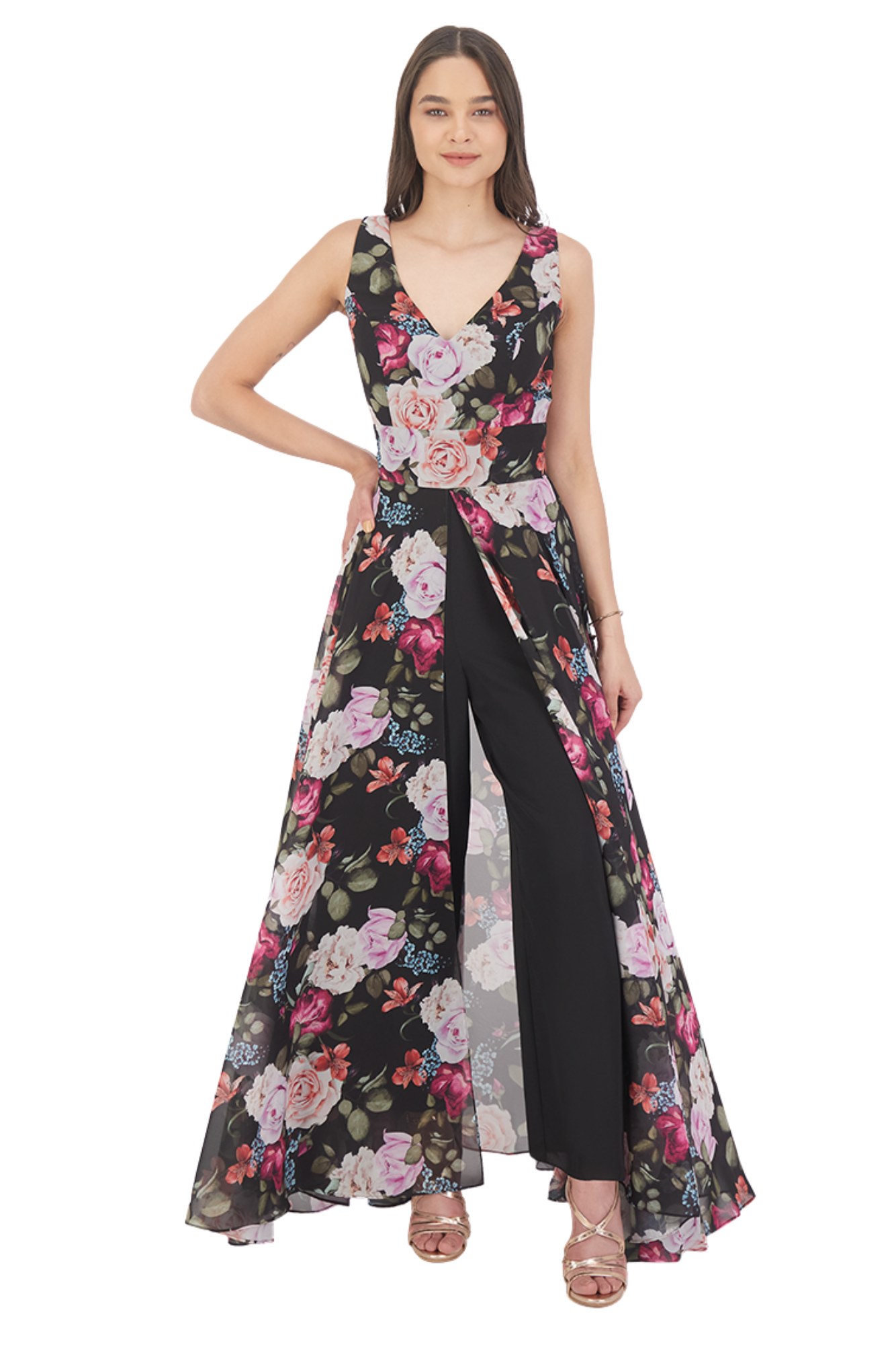 Modelo luciendo un jumpsuit con sobre falda en chiffon estampado floral sobre fondo negro, con escote en V, talle ajustado y pantalón recto.