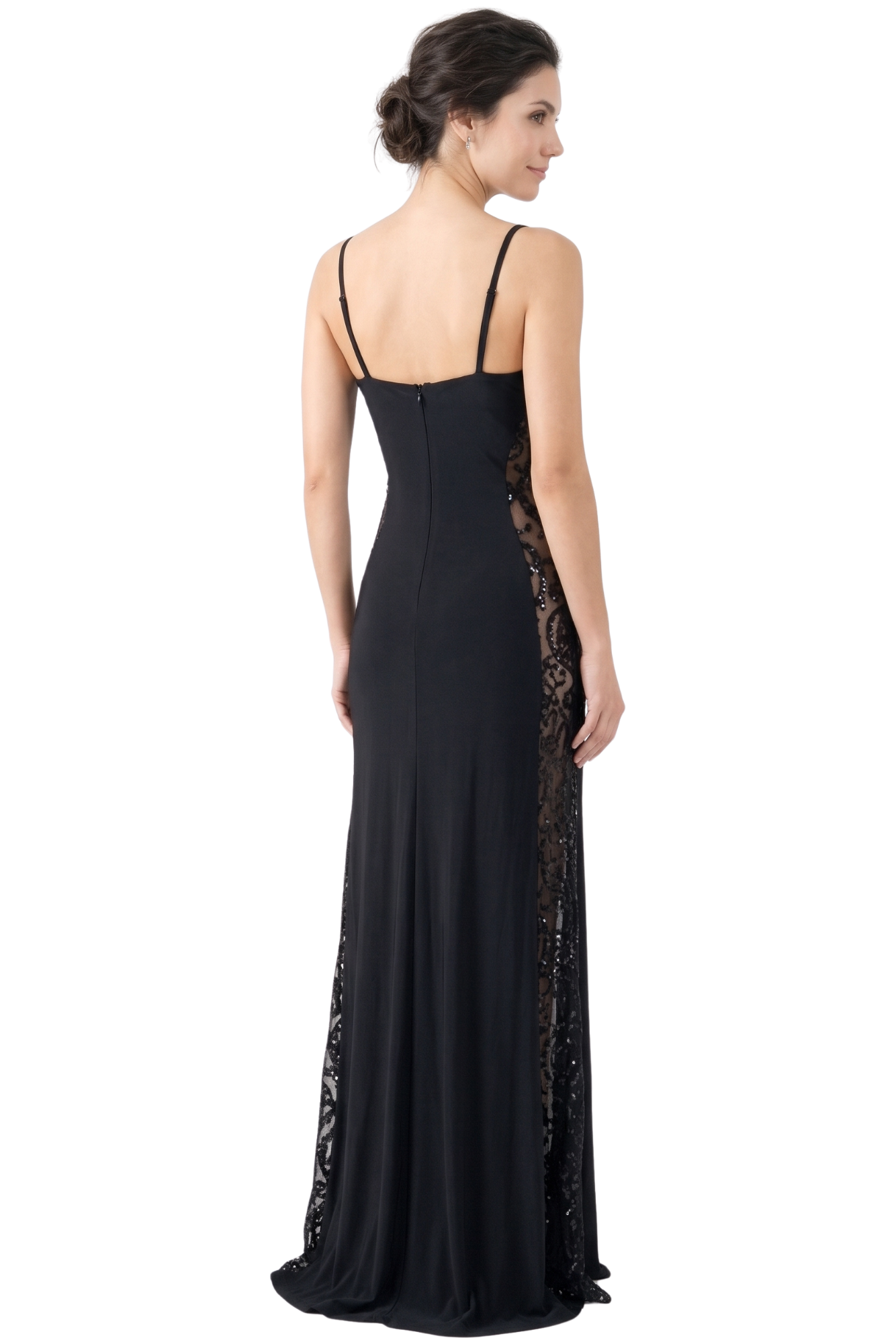 Modelo luciendo un vestido de fiesta negro con transparencia en los costados de encaje bordado con lentejuelas, tirantes delgados y escote en V.