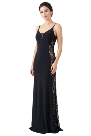 Modelo luciendo un vestido de fiesta negro con transparencia en los costados de encaje bordado con lentejuelas, tirantes delgados y escote en V.