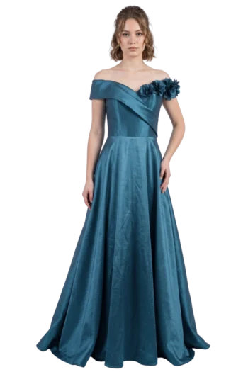 Elegante vestido de gala offshoulder en color azul acero, confeccionado en tafeta stretch, con adorno de flores en la manga y falda semi circular.
