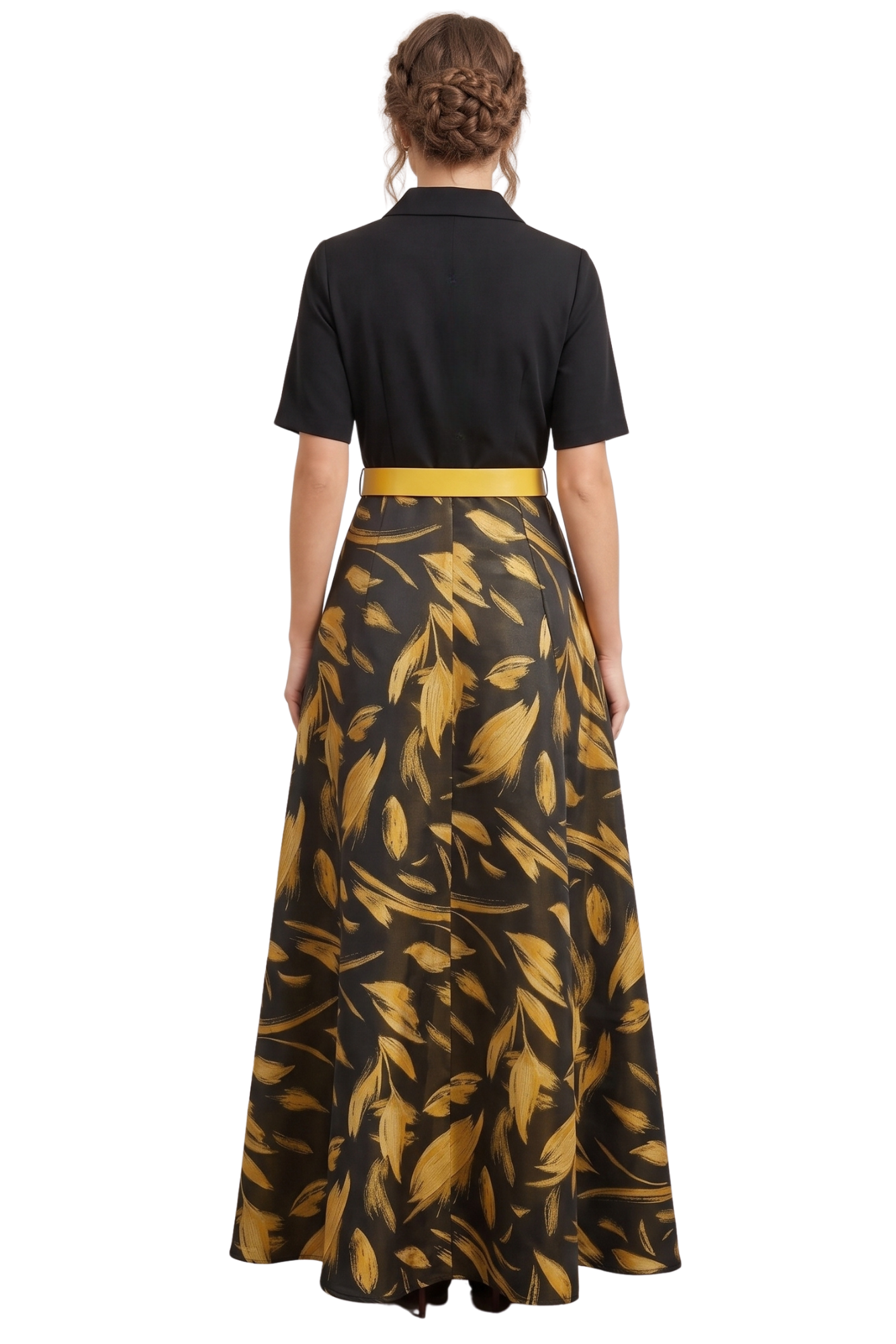 Mujer modelando un vestido largo envolvente escote smoking cruzado y manga corta, con top negro sólido, detalle de cinturón amarillo y falda línea A estampada en jackard.