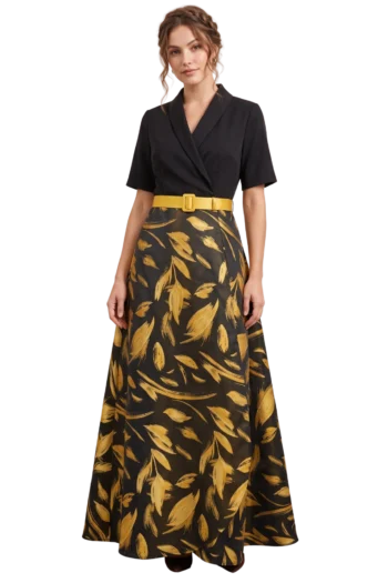 Mujer modelando un vestido largo envolvente escote smoking cruzado y manga corta, con top negro sólido, detalle de cinturón amarillo y falda línea A estampada en jackard.