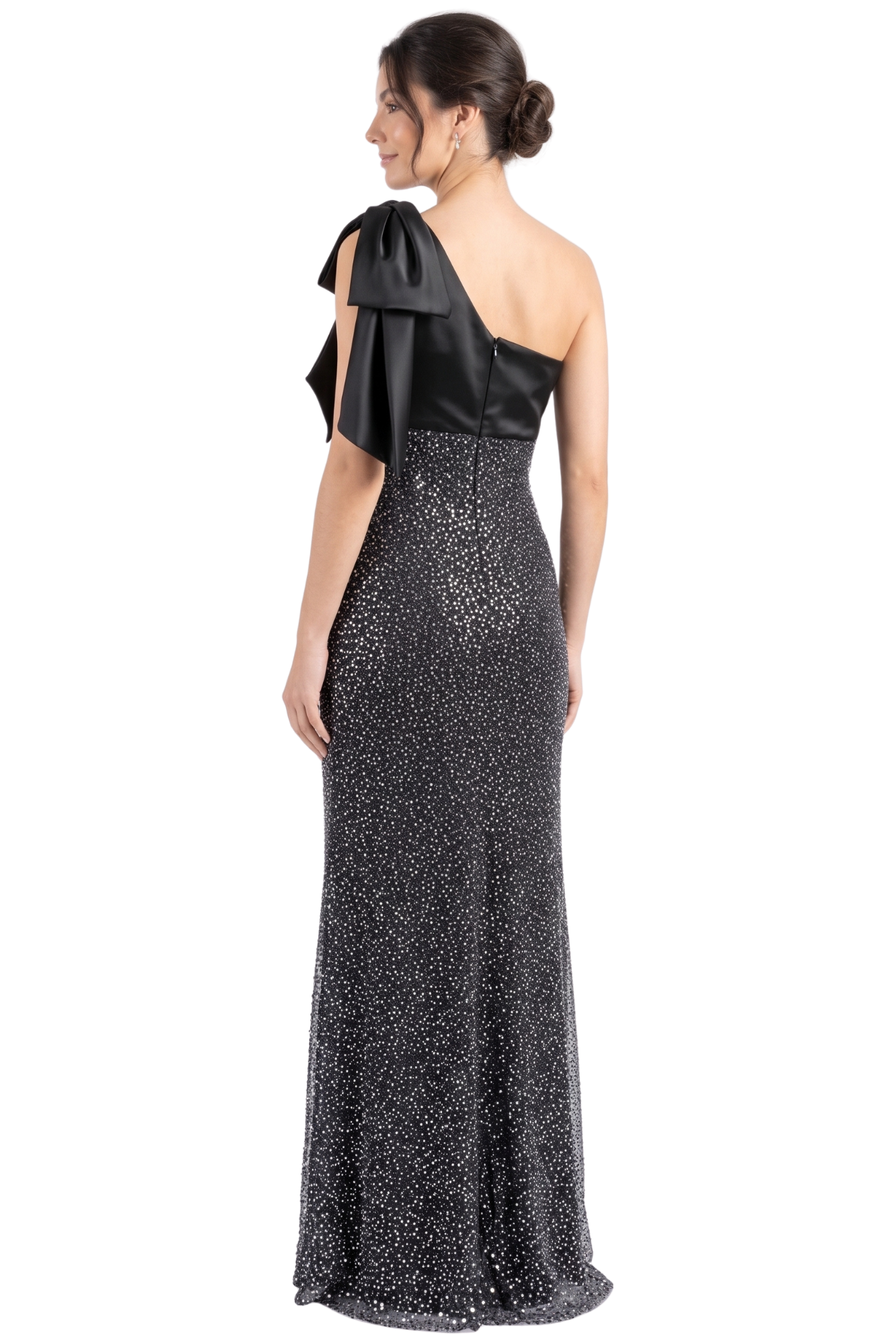 Modelo luciendo un vestido de noche asimétrico negro con top de satín stretch drapeado de un hombro, moño voluminoso y falda estilo sirena en tejido con glitter destellante.