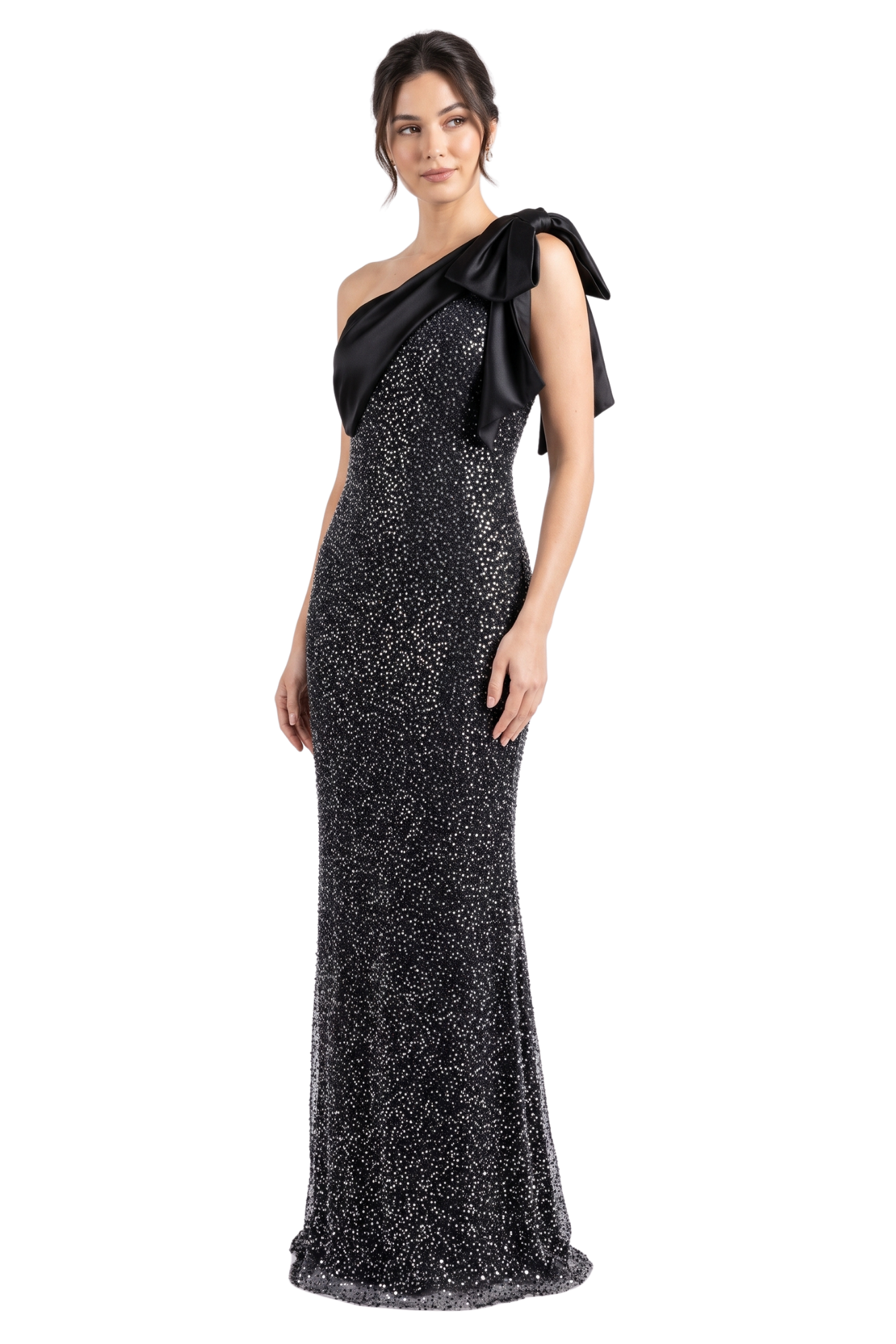 Modelo luciendo un vestido de noche asimétrico negro con top de satín stretch drapeado de un hombro, moño voluminoso y falda estilo sirena en tejido con glitter destellante.